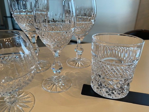 Verres en cristal, rouge, blanc, eau, cognac et champagne