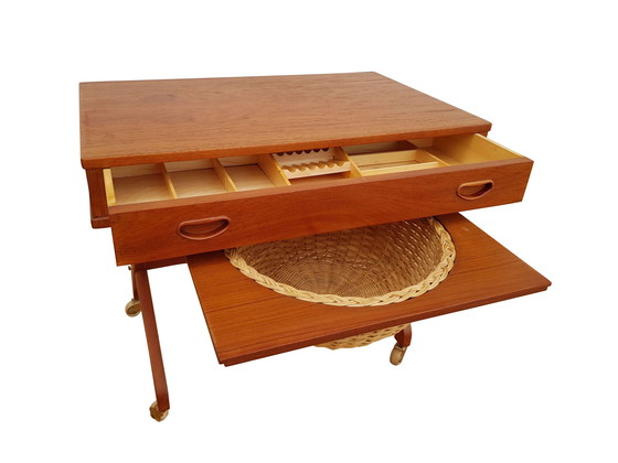 Image 1 of Table de couture danoise vintage, bois de teck, années 60