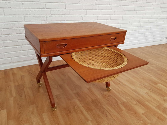 Image 1 of Table de couture danoise vintage, bois de teck, années 60