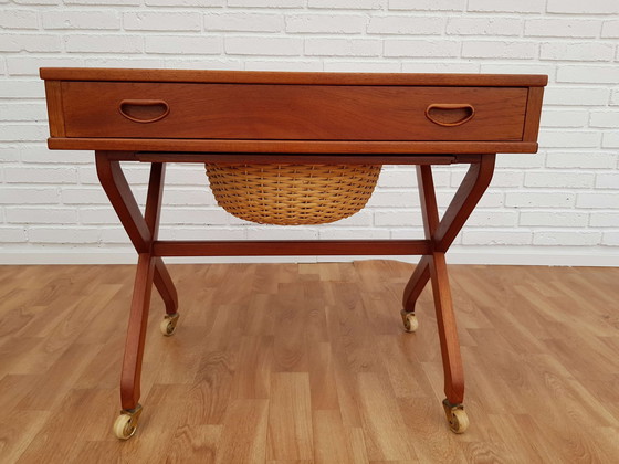 Image 1 of Table de couture danoise vintage, bois de teck, années 60