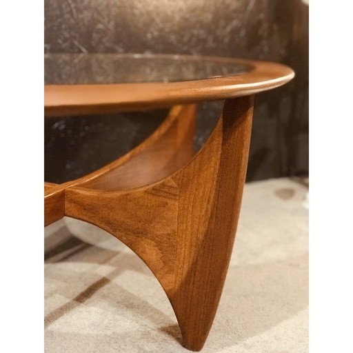 Table d'appoint ovale vintage en bois de teck et verre par Viktor Wilkins pour G-Plan, Royaume-Uni