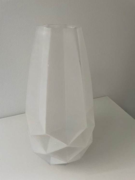 Image 1 of Vase moderne en verre mat avec motif plié