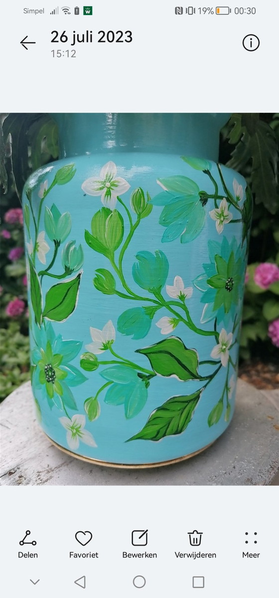 Image 1 of Vase peint à la main dans les tons bleu/vert, artiste Evalien Ritmeester