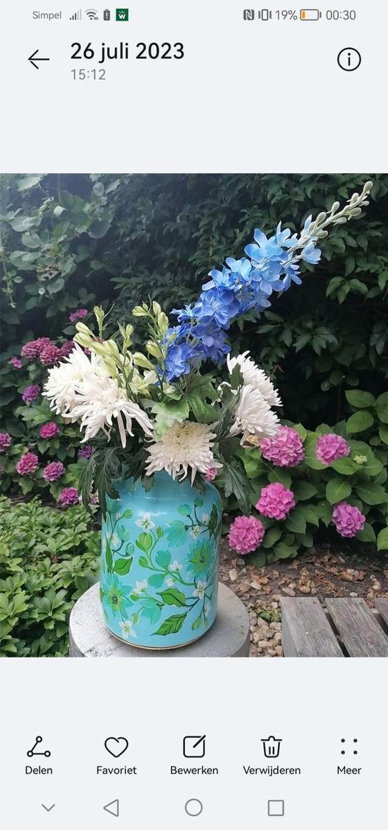 Image 1 of Vase peint à la main dans les tons bleu/vert, artiste Evalien Ritmeester