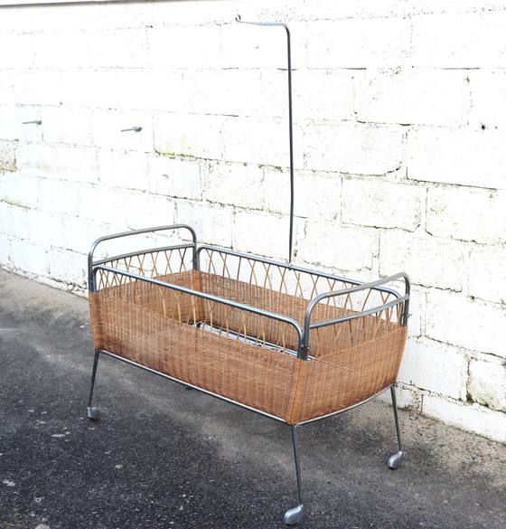 Image 1 of Lit d'enfant Mid Century - Lit mobile vintage en rotin et chrome 60S
