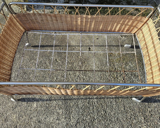 Image 1 of Lit d'enfant Mid Century - Lit mobile vintage en rotin et chrome 60S