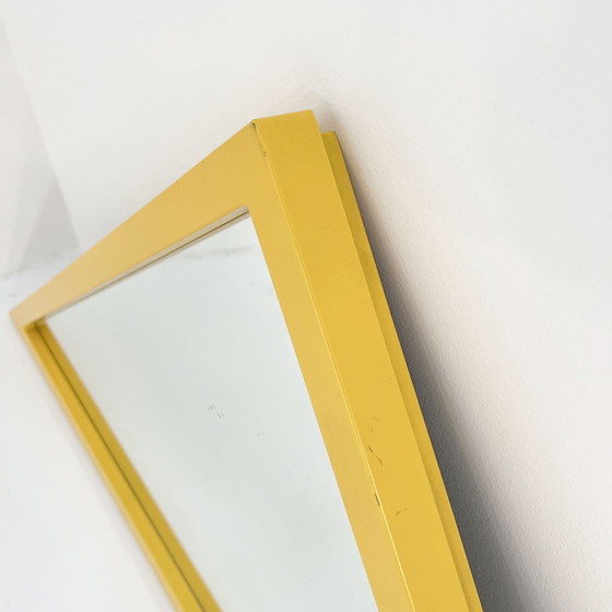 Image 1 of Miroir à cadre triangulaire jaune par Anna Castelli Ferrieri pour Kartell, 1980S