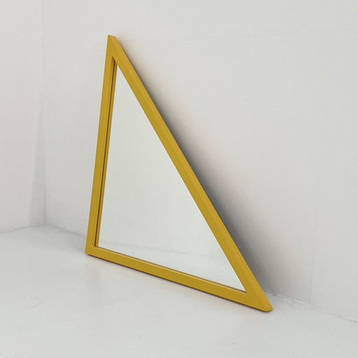 Miroir à cadre triangulaire jaune par Anna Castelli Ferrieri pour Kartell, 1980S