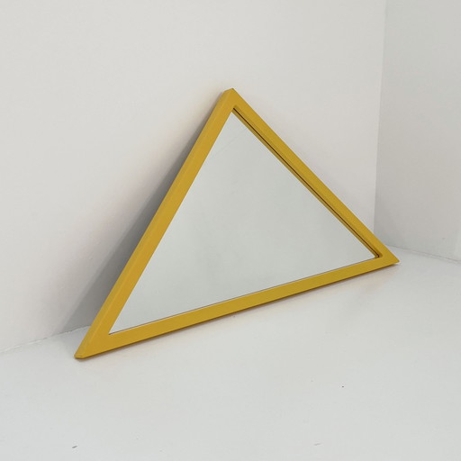 Miroir à cadre triangulaire jaune par Anna Castelli Ferrieri pour Kartell, 1980S