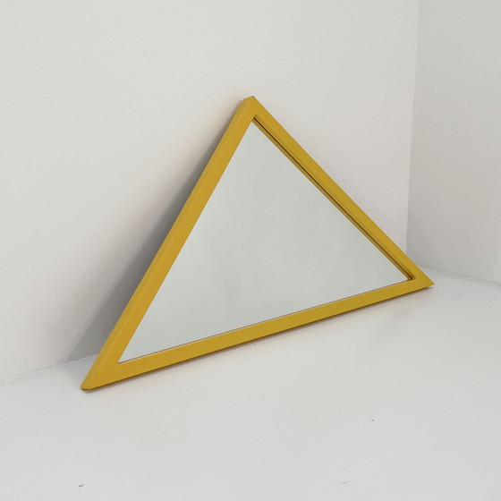 Image 1 of Miroir à cadre triangulaire jaune par Anna Castelli Ferrieri pour Kartell, 1980S