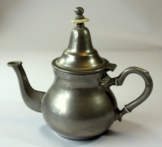 Image 1 of Théière arabe en étain avec réchaud à alcool, Marquée, Vintage
