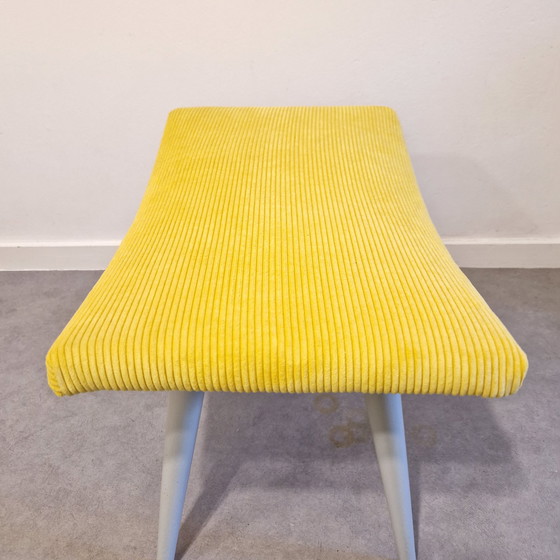 Image 1 of Tabouret Vintage 50's Nouveau Tabouret Jaune Tapissé
