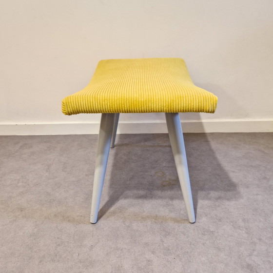 Image 1 of Tabouret Vintage 50's Nouveau Tabouret Jaune Tapissé