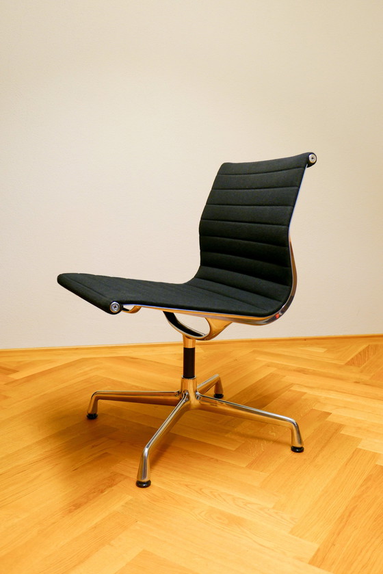 Image 1 of Vitra Ea 101 Aluminium Chair | Housse en hopsack, couleur Nero | Pied 4 étoiles chromé