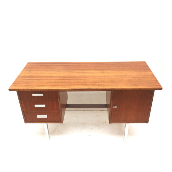 Image 1 of Bureau vintage avec tiroirs et porte fabriqué dans les années 1960