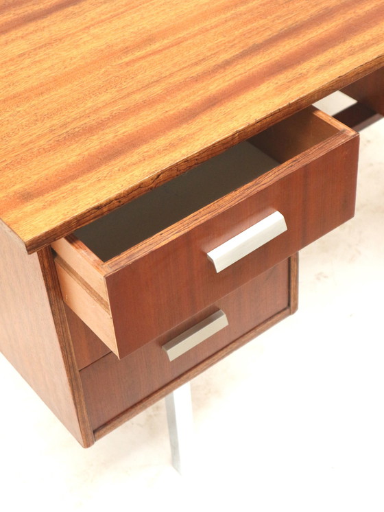 Image 1 of Bureau vintage avec tiroirs et porte fabriqué dans les années 1960