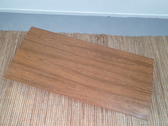 Image 1 of Table basse Mid Century. Table en rotin tressé.