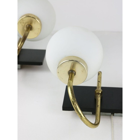 Image 1 of Paire d'appliques vintage en laiton et opaline