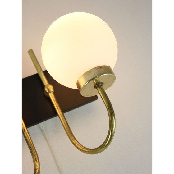 Image 1 of Paire d'appliques vintage en laiton et opaline
