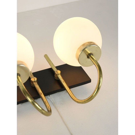 Image 1 of Paire d'appliques vintage en laiton et opaline