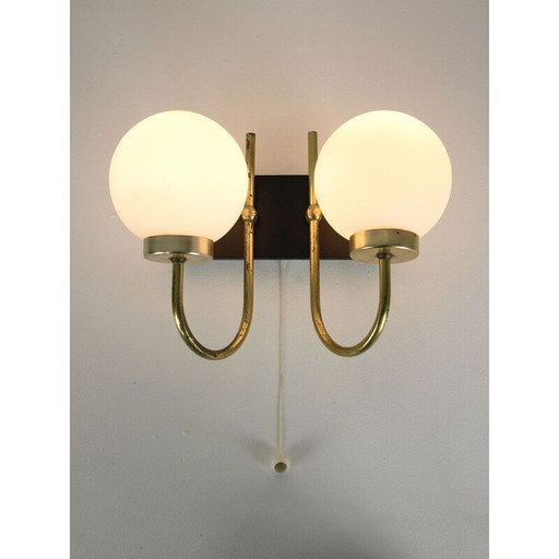 Paire d'appliques vintage en laiton et opaline
