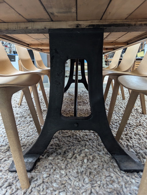 Grande table à manger en bois massif