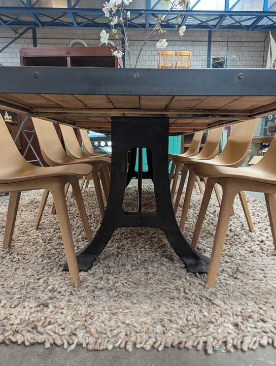 Image 1 of Grande table à manger en bois massif