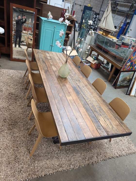 Image 1 of Grande table à manger en bois massif