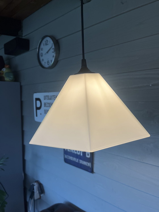 Image 1 of Lampe pendante pyramidale vintage Mid Century en verre au lait blanc