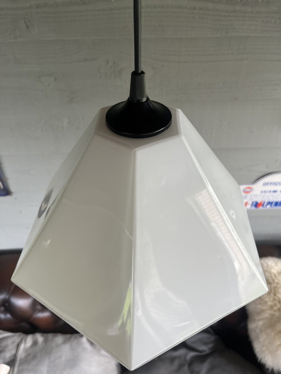 Image 1 of Lampe pendante pyramidale vintage Mid Century en verre au lait blanc
