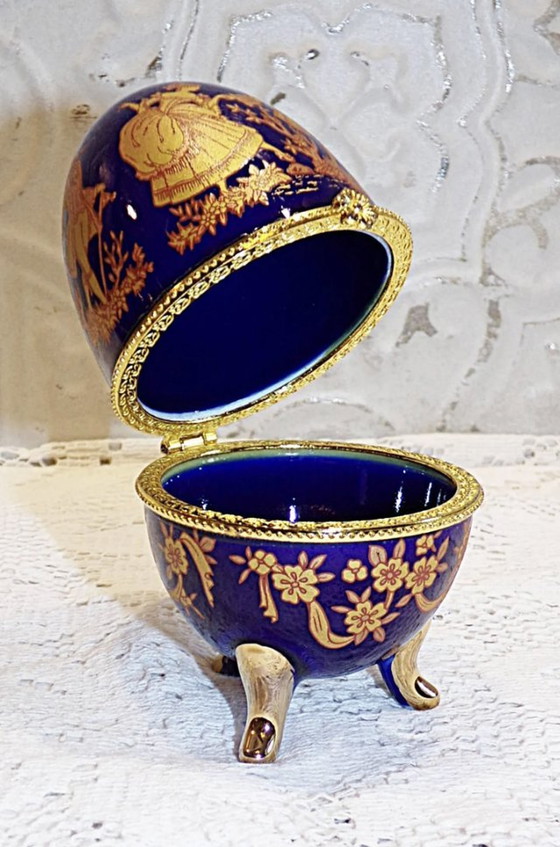 Image 1 of Oeuf Sur Pieds En Porcelaine De Style Fabergé