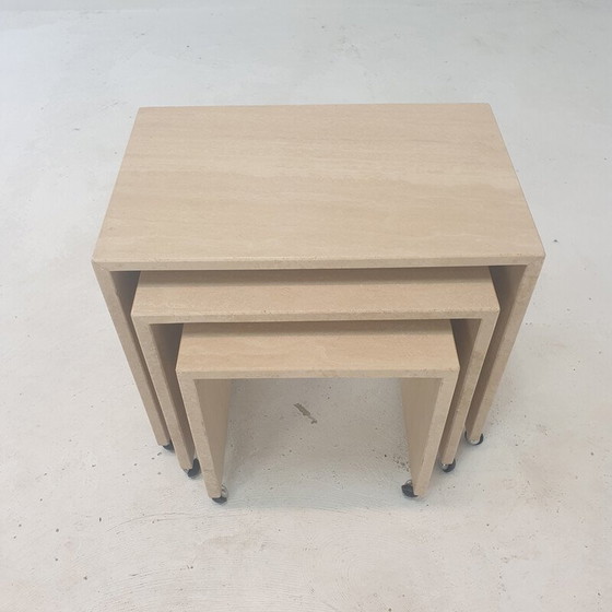 Image 1 of Ensemble de 3 tables gigognes italiennes en travertin, 1980