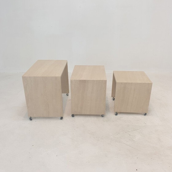 Image 1 of Ensemble de 3 tables gigognes italiennes en travertin, 1980