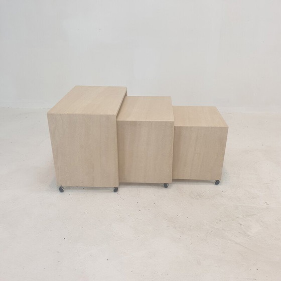 Image 1 of Ensemble de 3 tables gigognes italiennes en travertin, 1980
