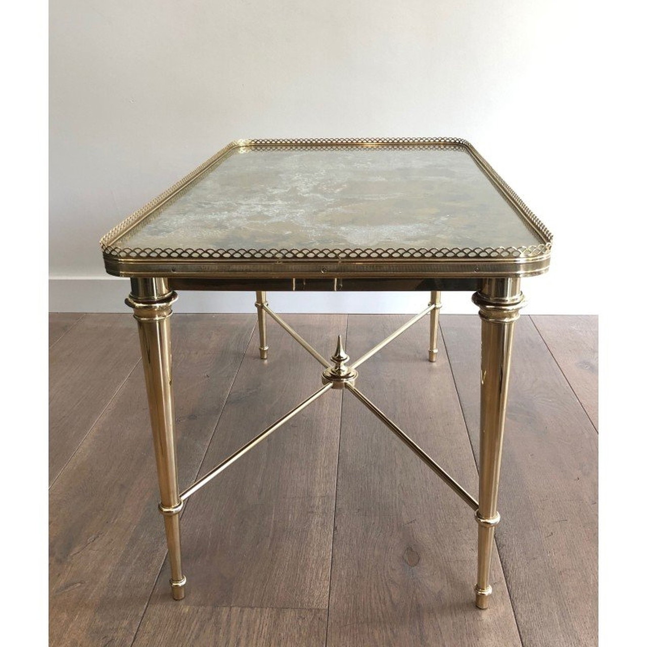 Table De Chevet En Laiton Doré Et Verre églomisé Dans Le Gout De Jansen 1960 Bagues Midcenturydesign Frenchdesigner Midcenturydesigner Decoration