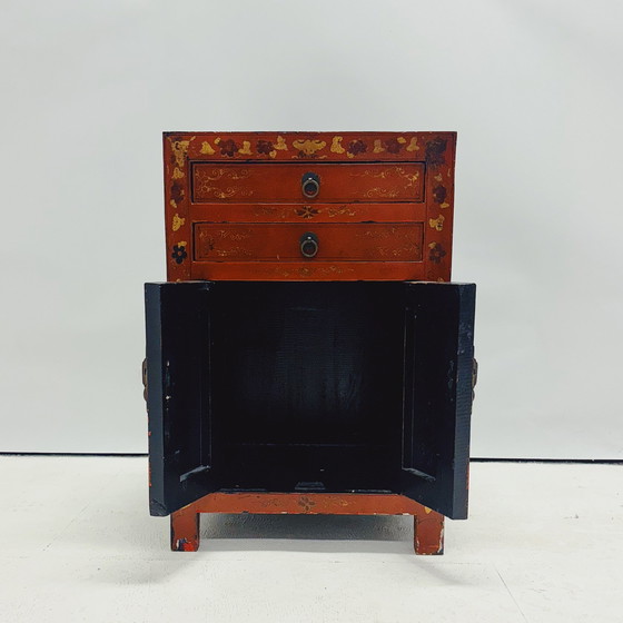 Image 1 of Table de chevet chinoise laquée rouge