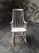 Chaise à bascule Lena Larsson, fabriquée par Nesto, design suédois.
