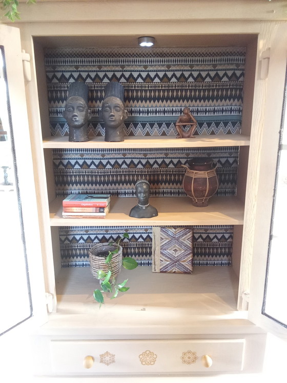 Image 1 of Vitrine unique en bois massif avec éclairage