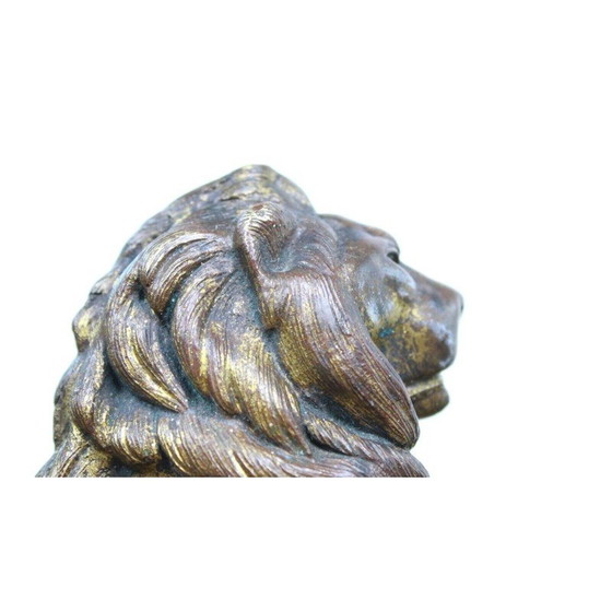 Image 1 of Lion couché vintage en fonte dorée