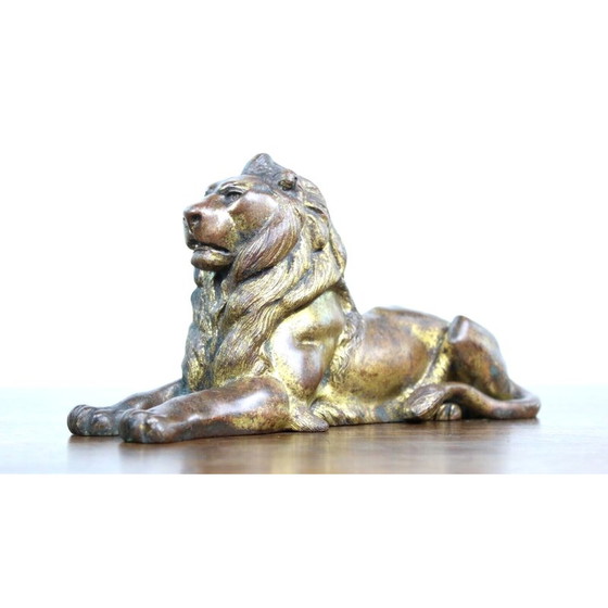 Image 1 of Lion couché vintage en fonte dorée