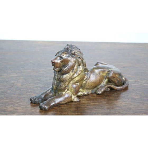 Image 1 of Lion couché vintage en fonte dorée