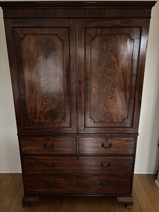 Armoire Antique Anglaise Ca 1880. Acajou (Portes Fleur d'acajou ?