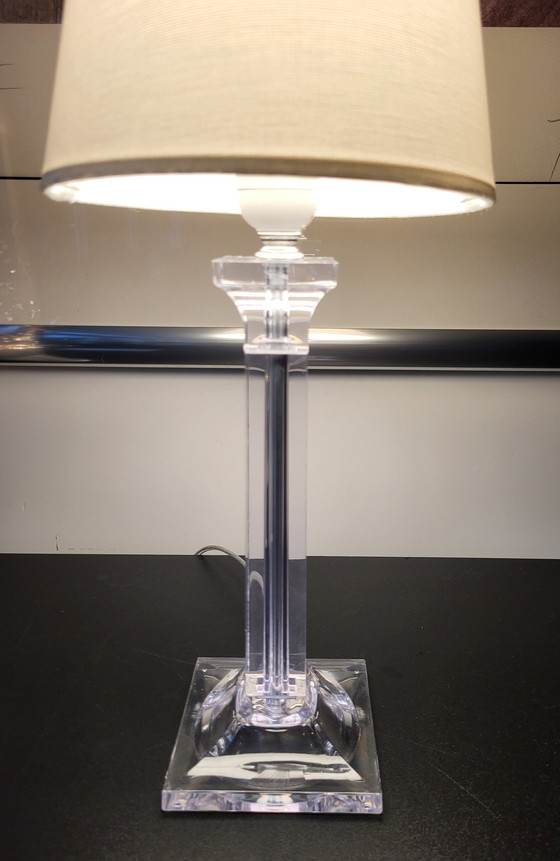 Image 1 of Lampe de table moderne en plexiglas transparent avec abat-jour blanc.