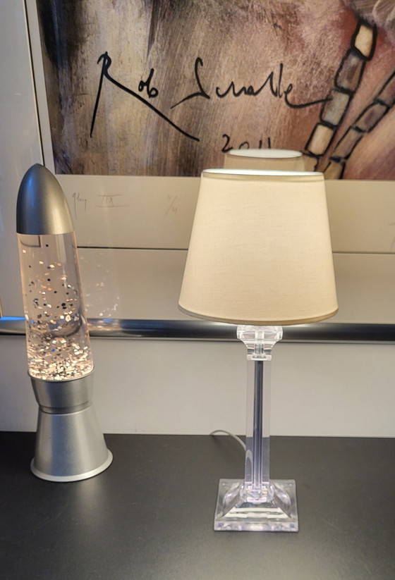 Image 1 of Lampe de table moderne en plexiglas transparent avec abat-jour blanc.