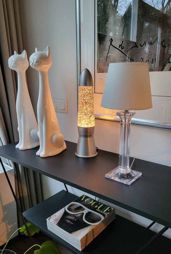 Image 1 of Lampe de table moderne en plexiglas transparent avec abat-jour blanc.