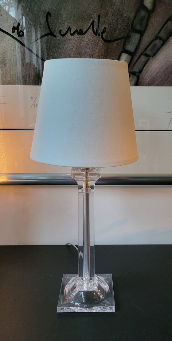 Image 1 of Lampe de table moderne en plexiglas transparent avec abat-jour blanc.