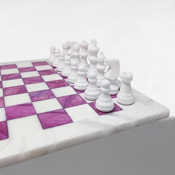 Image 1 of 1970S Superbe jeu d'échecs rose et blanc en albâtre de Volterra fait à la main en Italie