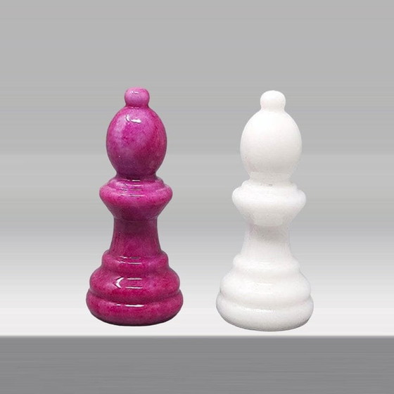 Image 1 of 1970S Superbe jeu d'échecs rose et blanc en albâtre de Volterra fait à la main en Italie