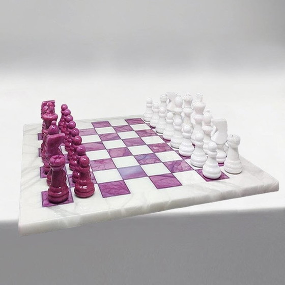 Image 1 of 1970S Superbe jeu d'échecs rose et blanc en albâtre de Volterra fait à la main en Italie