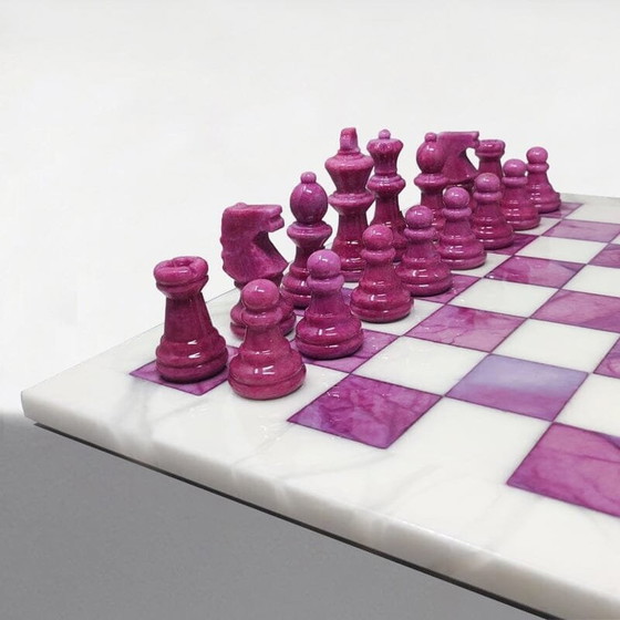 Image 1 of 1970S Superbe jeu d'échecs rose et blanc en albâtre de Volterra fait à la main en Italie